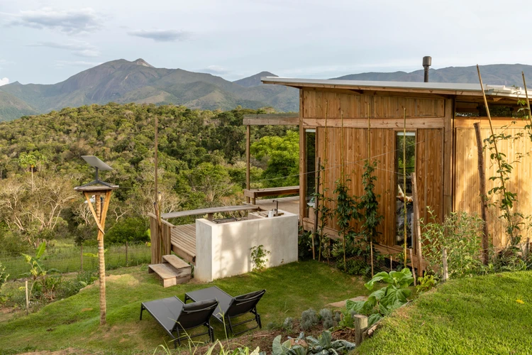 Casa para alugar com 2 quartos, 1 suíte, 2 banheiros e 2 vagas, 110 m²